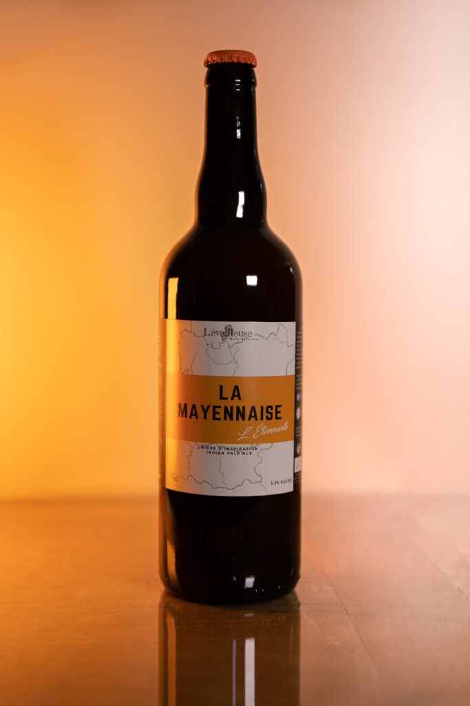 Bière La Mayennaise photographiée sur fond orange