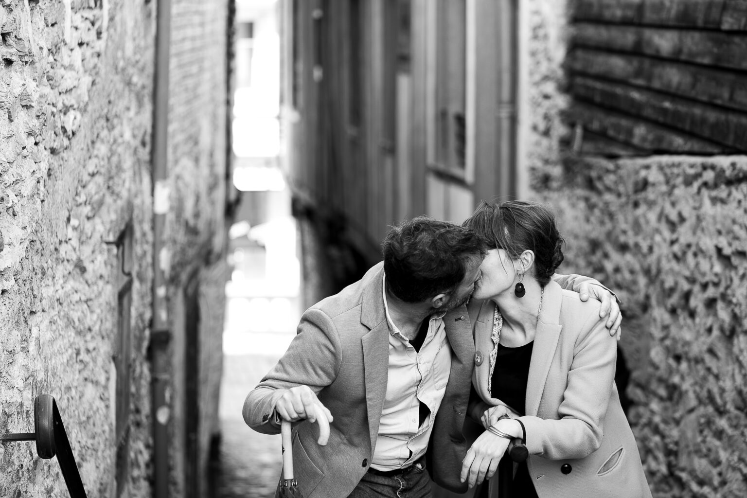 Couple s'embrassant dans les rues du vieux Laval